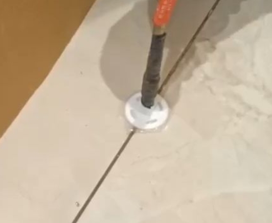 石林瓷砖空鼓维修公司专业解答瓷砖在铺贴过程中，如果没有涂抹均匀到位的粘结材料（如水泥砂浆或瓷砖胶），可能会导致以下问题